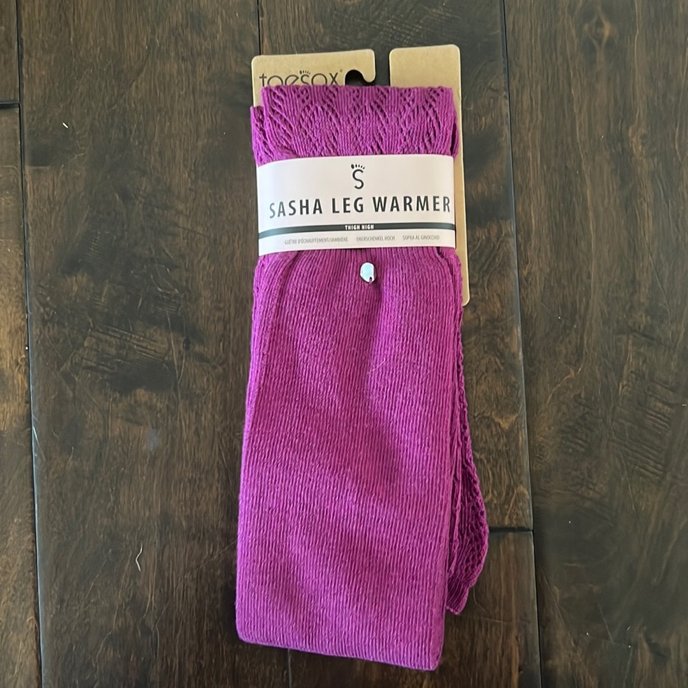 toesox SASHA leg warmer thigh high in berry